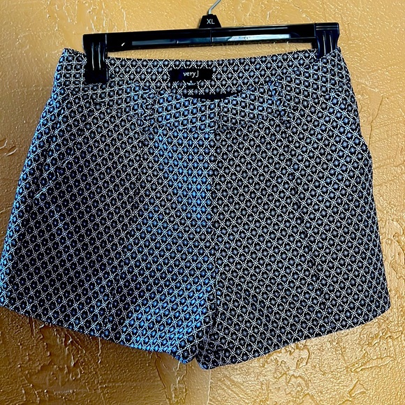 Black and white shorts - Picture 1 of 1